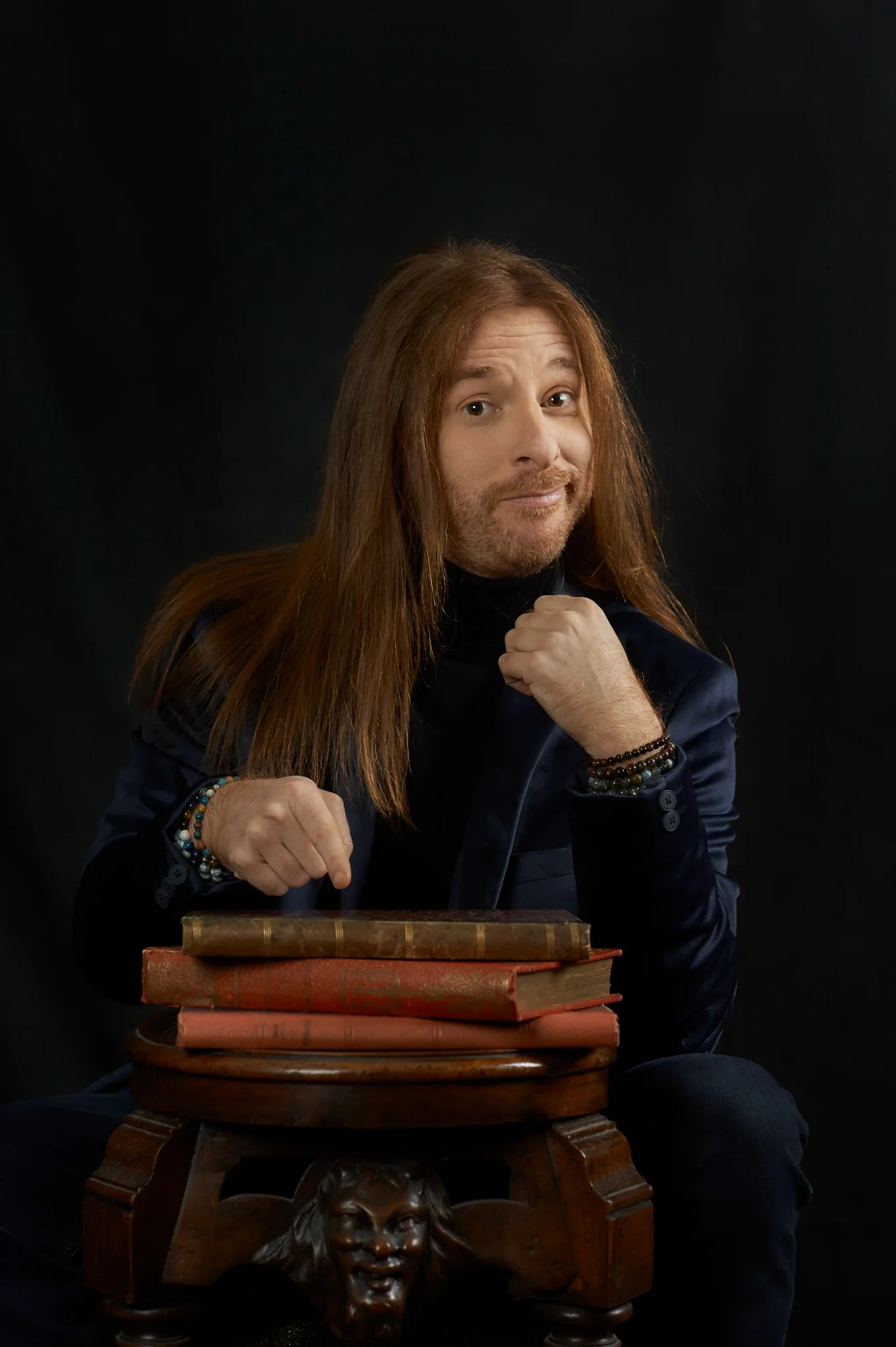 Benjamin Valière avec des livres anciens